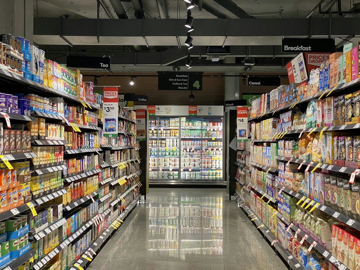 社区超市中整齐排列的日用商品货架
